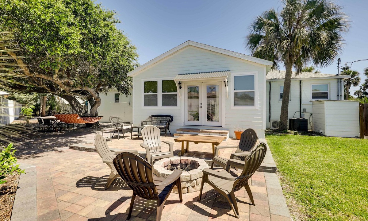 St. Augustine Beach Cottage | St Augustine Cottage w/Fire Pit - Walk to Pier!