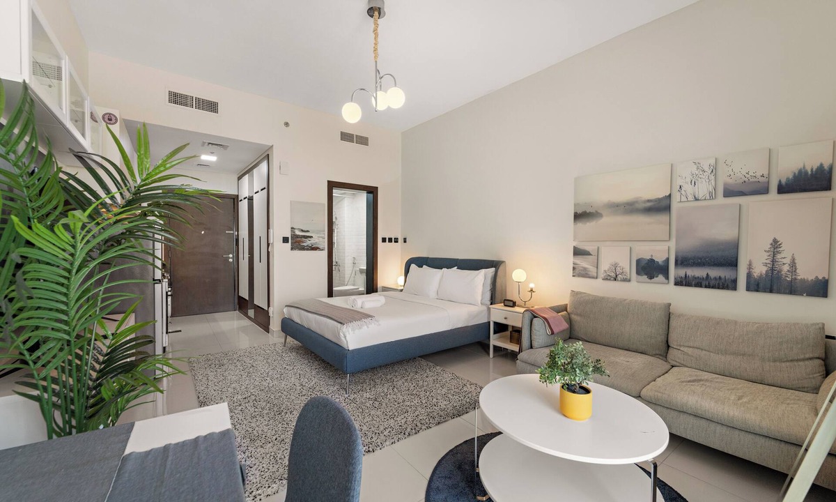 Dubai Apartment | Stylish Apt with a Gym, Pool, BBQ area, Badminton Court