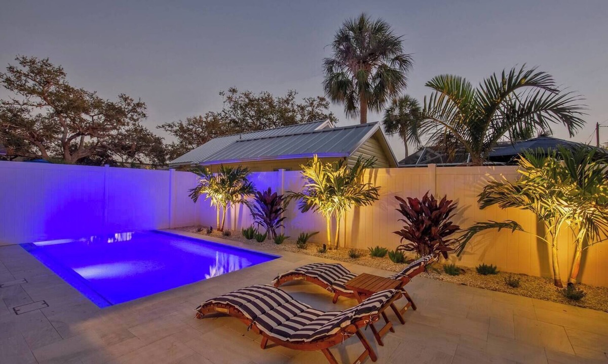 Gulfport Apartment | This duplex is a 4 bedroom(s), 2 bathrooms, located in Gulfport, FL.
