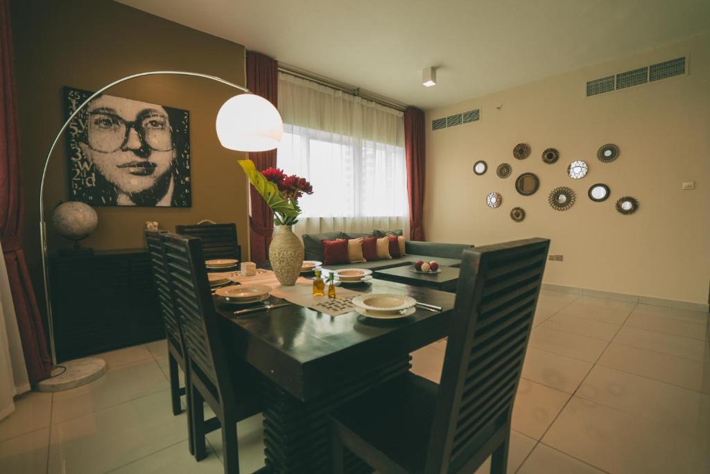 Dubai Apartment | Two Continents Holiday Homes - Marina View 2 bedroom apartment -Free Airport Pick-up