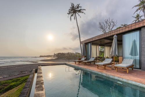 West Selemadeg Villa | Ultimate Beachfront Villa Cascade Balian
