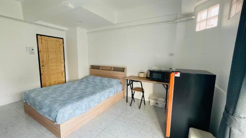 Talat Nuea Apartment | Very budget studio free wifi in town pet friendly