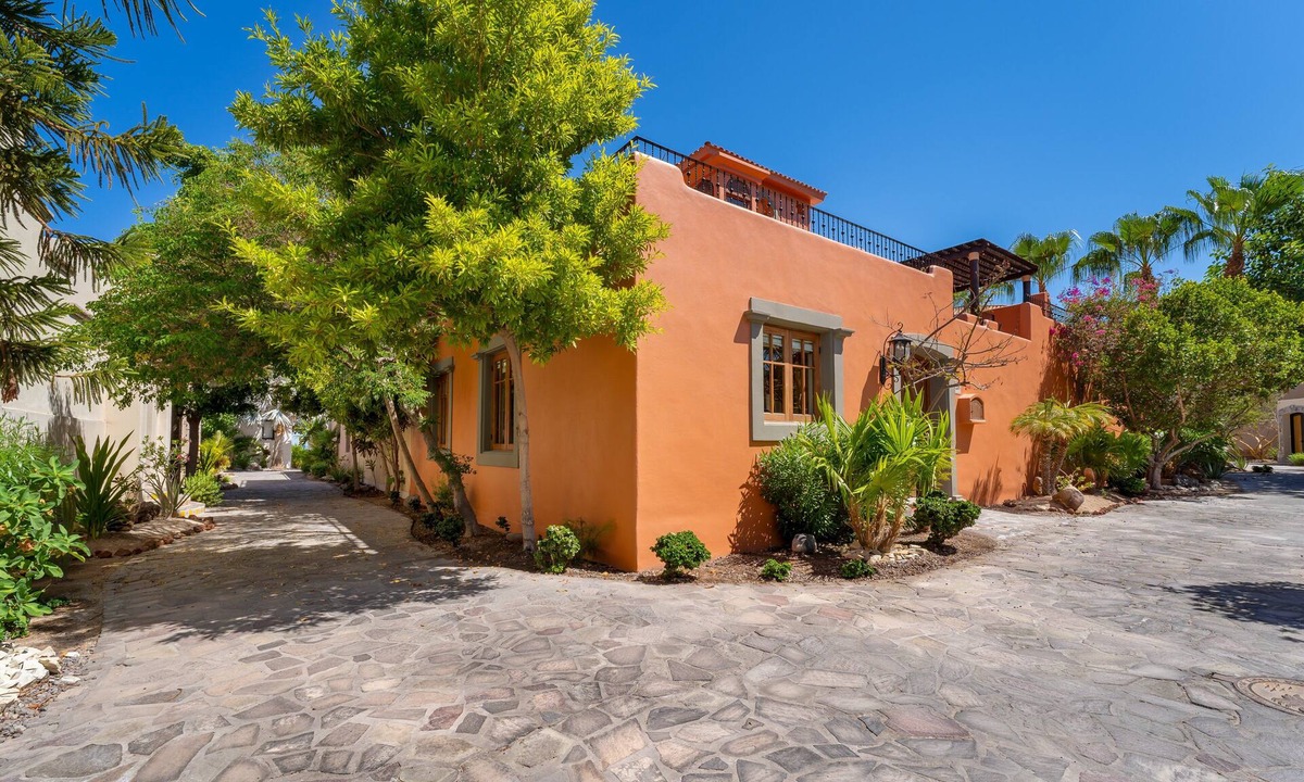 Nopolo House | Water and Mountain Views-Steps to Beach and Inn