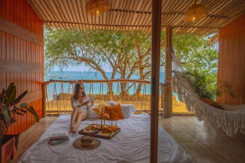 Haad Sang Wan Hotel | White Beachfront Pool Villa Larn Island