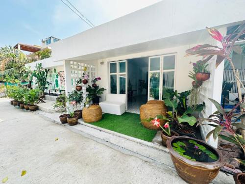 Na Chom Thian Hotel | White Corner