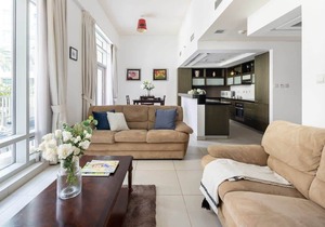 Bright 1BR Apt in Downtown with Large Balcony