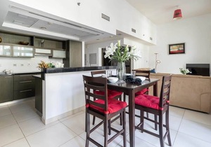 Bright 1BR Apt in Downtown with Large Balcony