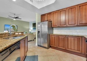 fabulous waterfront resort, 3 pools, lazy river, walk to 5th Ave!