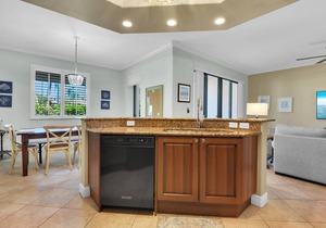 fabulous waterfront resort, 3 pools, lazy river, walk to 5th Ave!