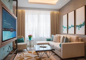 King Bedroom Near Spring Green Supermarket By Luxury Bookings