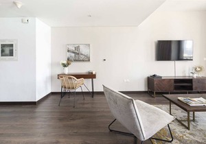 Landmark Living In This 2BR in Downtown Dubai