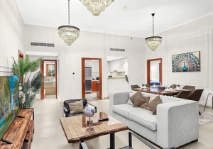 Luxury 2BR with Burj Khalifa View & Balcony Near Dubai Mall, Dining, Metro