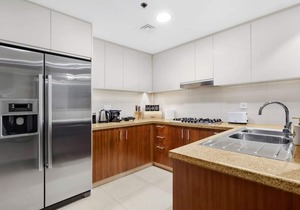 Luxury 2BR with Burj Khalifa View & Balcony Near Dubai Mall, Dining, Metro