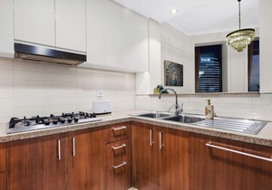 Luxury 2BR with Burj Khalifa View & Balcony Near Dubai Mall, Dining, Metro