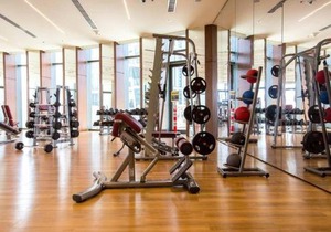 Modern 2BR with Balcony Sea Views and Pool, Gym Near Attractions