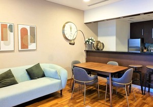 Stunning apt with balcony and awesome skyline view