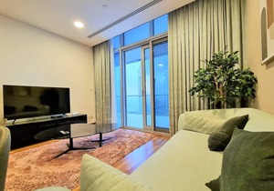 Stunning apt with balcony and awesome skyline view