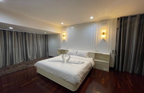 Phra Khanong Villa | 237 m² Villa ∙ 4 bedrooms ∙ 12 guests