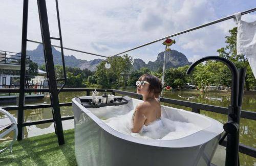 Khao Yoi Boat Rental | 32 m² Houseboat ∙ 1 bedroom ∙ 2 guests