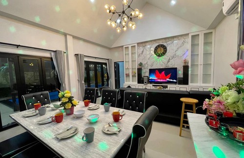 Pong Villa | 400 m² Villa ∙ 4 bedrooms ∙ 20 guests