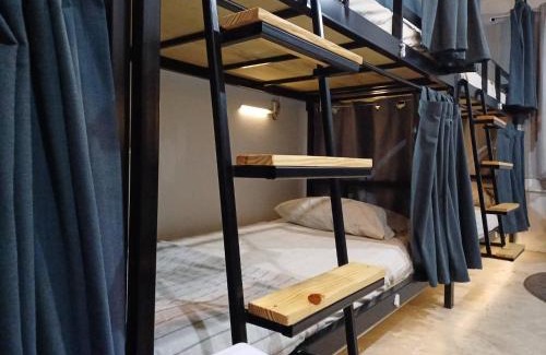Phra Khanong Hostel | Amsterdamned (อัมสเตอร์ดัมด์)