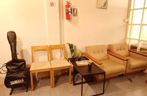 Phra Khanong Hostel | Amsterdamned (อัมสเตอร์ดัมด์)