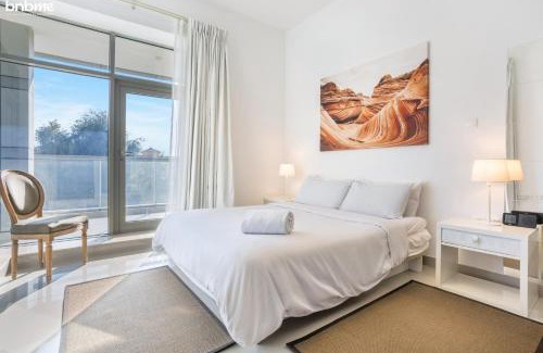 Dubai Sports City Apartment | bnbmehomes - The Medalist