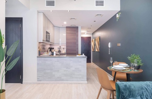 Dubai Apartment | Calm 1-Bedroom With Relaxing Balcony Atmosphere in Liwan
