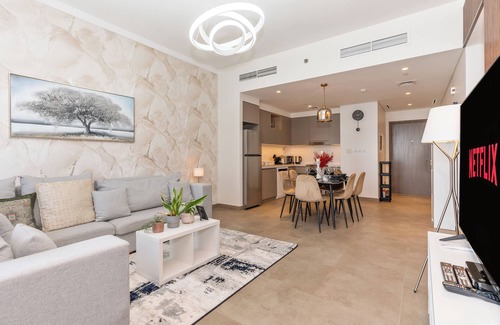Dubai Apartment | Chic 2-bedroom apartment with WiFi, AC in Creek Harbour Dubai