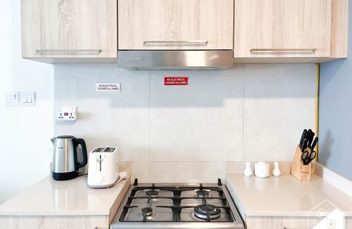 Business Bay Apartment | City-View Studio in AG Tower l Pool & Gym Access