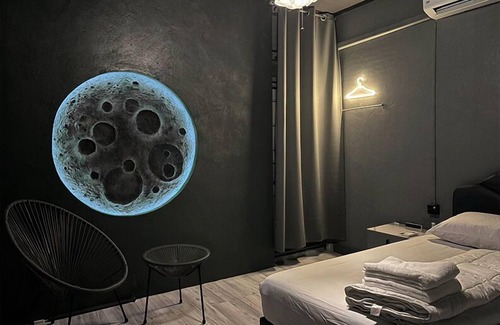 Don Muang Hostel | Doctor Alien Hostel