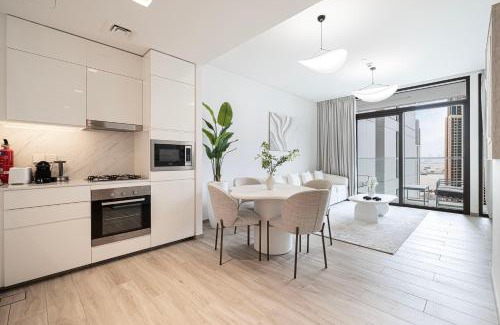 Ras Al Khor Industrial Area Apartment | Elegant 1BR with Skyline View in Creek Harbour