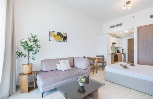 Jadaf Apartment | Elegant Home in Al Jaddaf with Roof Top Pool