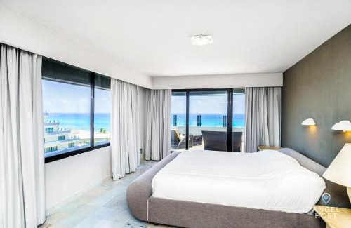 Zona Hotelera House | Fabulous Oceanview Suite Access to Beach & Pools