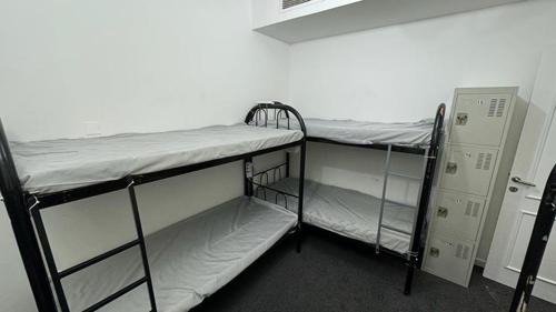 Al Muraqqabat Hostel | Golden Horse Hostel