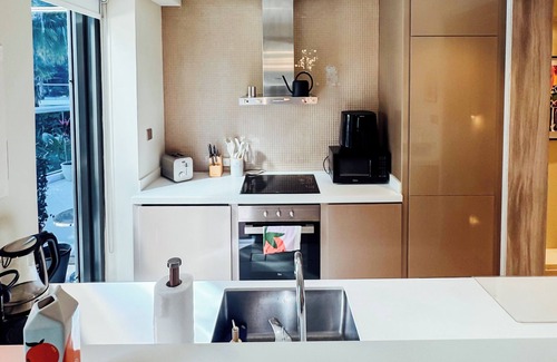 Business Bay Hostel | Grapeful Stay – Luxury Hostel Paramount Tower Business Bay