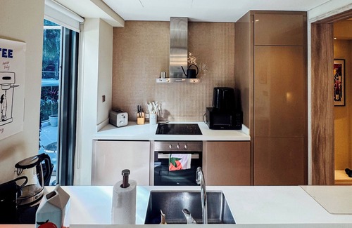 Business Bay Hostel | Grapeful Stay – Luxury Hostel Paramount Tower Business Bay