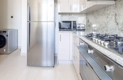 Downtown Dubai Apartment | Luxurious 2BR W/ Study in Downtown - Sleeps 5!