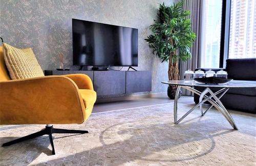 Downtown Dubai Apartment | Luxurious Downtown Apt with balcony & View