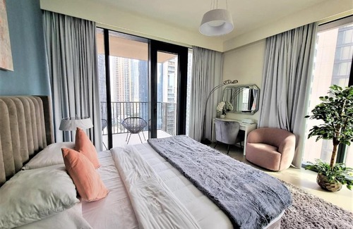 Downtown Dubai Apartment | Luxurious Downtown Apt with balcony & View