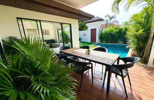 Central Pattaya Villa | Luxury Semi-2BD Pool Villa near Beach & Walking Street