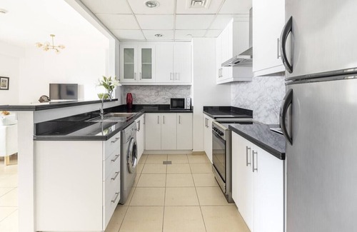 Dubai Marina Apartment | Minimalist and Cozy 1BR Apartment in JBR!