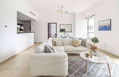 Dubai Marina Apartment | Minimalist and Cozy 1BR Apartment in JBR!