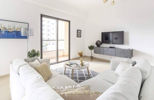 Dubai Marina Apartment | Minimalist and Cozy 1BR Apartment in JBR!