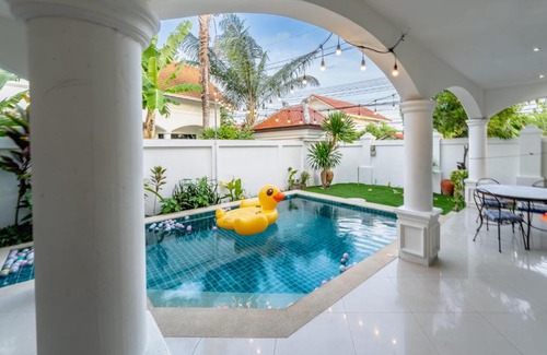 Na Chom Thian Villa | Peacock Beachside