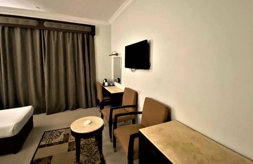 Al Muraqqabat House | Quadruple Room With Swimming Pool With Free Parking in 3 Star Hotel
