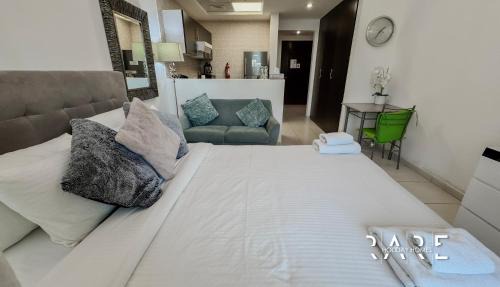 Dubai Sports City Apartment | Rare Holiday Homes - Golf Course View - Dubai Sports City - Near Miracle Garden - Royal Residence - R302