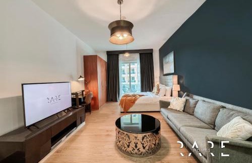 Dubai Production City Apartment | Rare Holiday Homes - Near City Center Ma'eisem - Pool view - Crescent Tower A - R706 - IMPZ