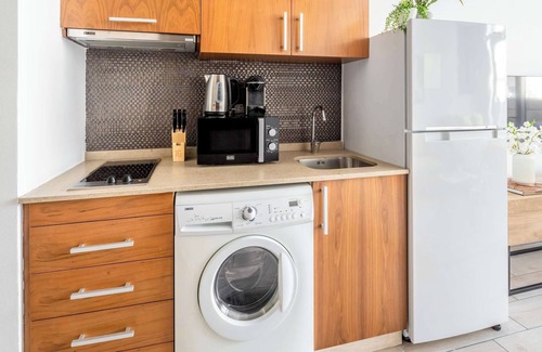 Bur Dubai Apartment | Silkhaus Modern Studio | Burj Daman | Pool & Gym