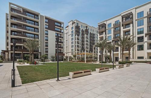 Dubai Apartment | Skyline Vista 3-Bedroom Haven with Lagoon Retreat